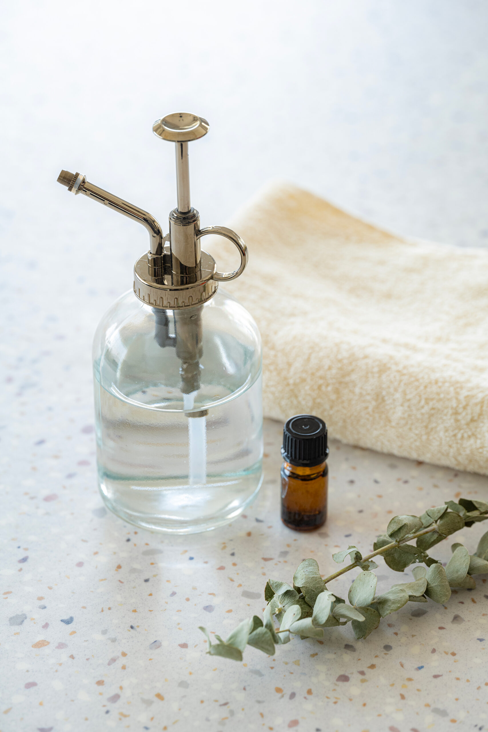 森林浴気分を味わえる！ヒノキの香りモリエアー本体と専用液1リットル 森林浴気分を味わえる！ヒノキの香りモリエアー本体と専用液1リットル